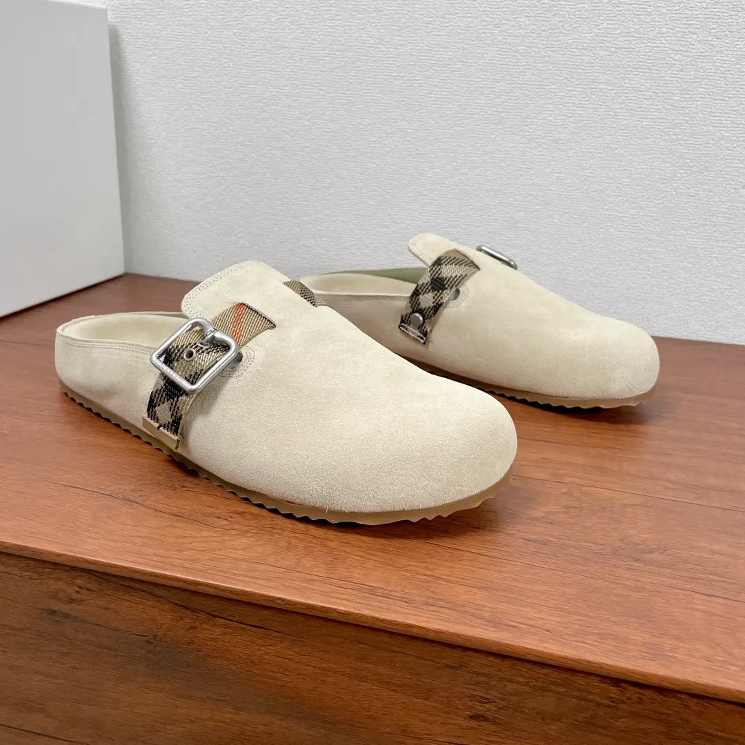 Men's Men's Shoes 💰340【New Style】🐝🐝Burberry New Burberry - Men's Checked Leather Urchin Half-Flop Sandal Made of soft suede cowhide and calfskin, these half-flop sandals feature an adjustable B-shaped buckle strap and are decorated with the signature sand-colored Burberry check in jacquard worsted. The upper wraps around the midsole and is paired with a sole made of the same upper material with an embossed logo on the heel and a wavy rubber outsole embellished with the Burberry lettering. Fashionable and casual! Comes with full set of original packaging dust bag! Code number: 39-40-41-42-43-44 standard code (38/45 can be customized and returns and exchanges are not supported)